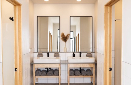 Center Casa | Frontier Drive-Inn | Yurt 10