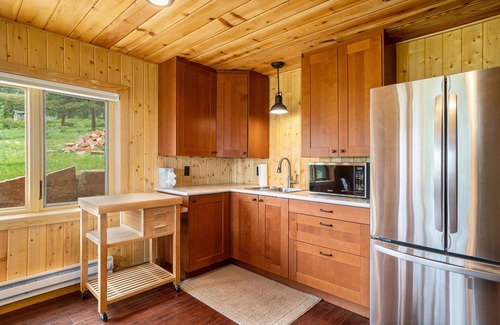 Estes Park Apartamento | Frontier Mountain Retreat - Monthly Long-term Vacation Rental 30+ Days Minimum -- Estes Park 1 Bedroom Apts by RedAwning