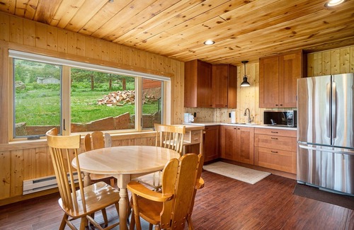 Estes Park Apartamento | Frontier Mountain Retreat - Monthly Long-term Vacation Rental 30+ Days Minimum -- Estes Park 1 Bedroom Apts by RedAwning