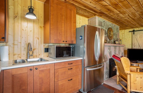 Estes Park Apartamento | Frontier Mountain Retreat - Monthly Long-term Vacation Rental 30+ Days Minimum -- Estes Park 1 Bedroom Apts by RedAwning
