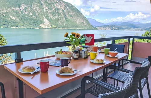 Bissone Apartamento | Frontlake Panorama Apt. 408 by Interhome
