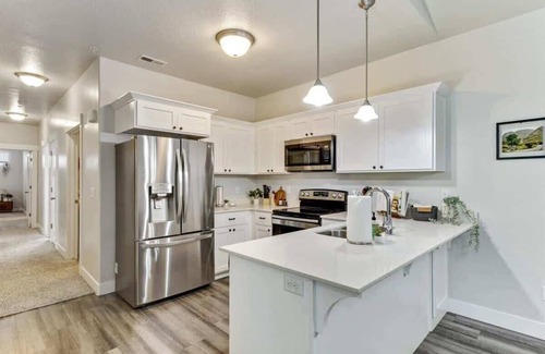 Lehi Casa | FrontRunner Lehi Station, Fully Equipped Kitchen!