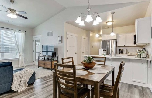Lehi Casa | FrontRunner Lehi Station, Fully Equipped Kitchen!