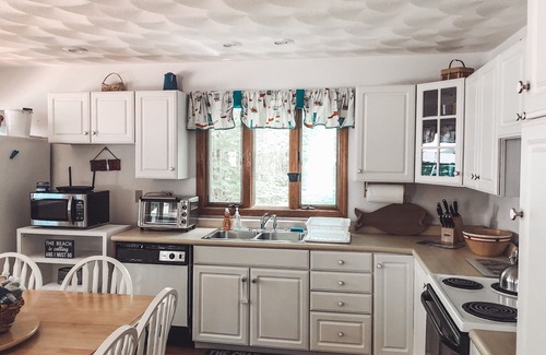 Standish Cabaña | Frye Island Sebago Lake Maine Chalet grande y limpio para 8 personas o más