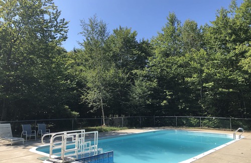 Standish Cabaña | Frye Island Sebago Lake Maine Chalet grande y limpio para 8 personas o más