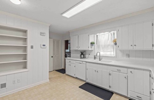 Forest Acres Casa | Ft. Jackson, USC, Fenced Yard, Fast Wi-Fi, 3 TVs