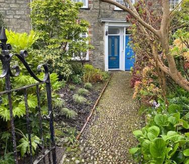 Flushing Casa | Fuchsia Cottage