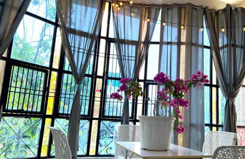 Sarnath Apartamento | Full AC 2BHK with Kitchen near Temple