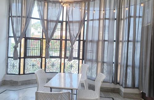 Sarnath Apartamento | Full AC 2BHK with Kitchen near Temple