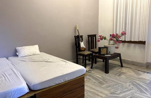 Sarnath Apartamento | Full AC 2BHK with Kitchen near Temple