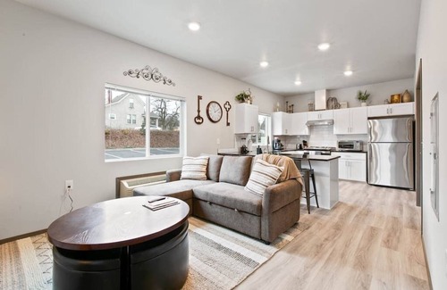 South Perry District Apartamento | Full ADA Unit! - 2 Bed 2 Bath Unit Near Downtown!