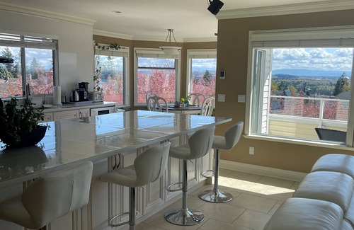 White Rock Apartamento | Full advantage of 180 degree PANORAMIC view of OCEAN & MOUNT BAKER