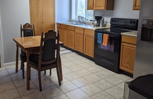 Independence Apartamento | Full apt with private entrance, off street parking, HUGE backyard! close to Ark!