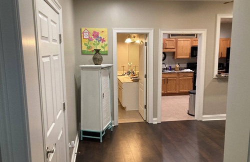 Braselton Apartamento | Full bed, closet, mounted tv. Entire apartment included at this fabulous rate.