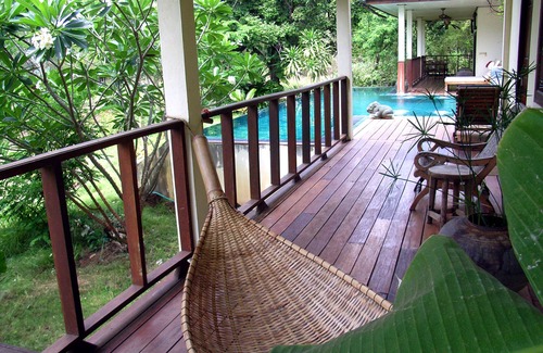 Um Chan Villa | Pensión completa Villa con piscina privada en los arrozales; bienvenida tailandesa