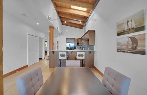 Ganges Condominio | Full Condo with King & Queen beds - full kitchens on Salt Spring Island.