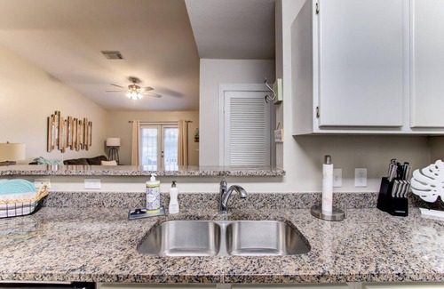 Gulf Shores Condominio | Full Condo w/ Pool & Gym, Sleeps 4