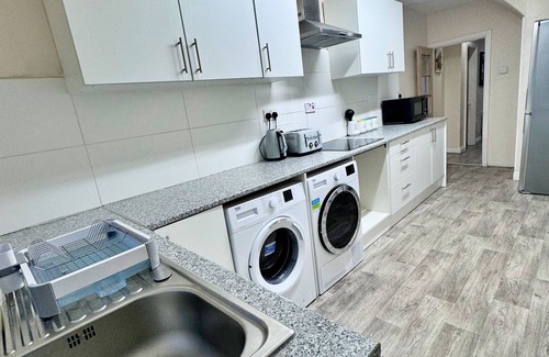 Cheetham Hill Casa | Full Home in Manchester near city center with free parking.