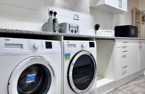 Cheetham Hill Casa | Full Home in Manchester near city center with free parking.