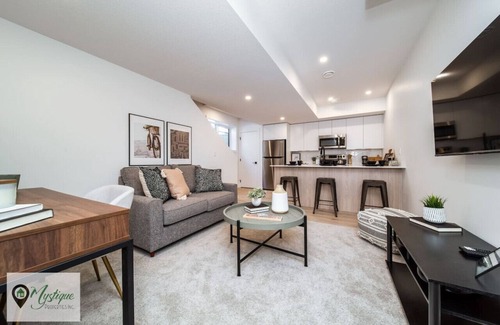 Southwest Edmonton Casa | Full Home w/ Separate BSMT | Sleeps 12| King Beds