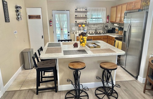 Clear Lake Casa | Full House with Big Fenced Backyard, Washer & Dryer and Pet-Friendly.
