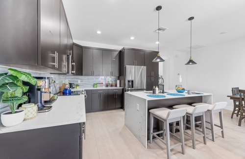 Delray Beach Casa | Luxe & Comfy Villa ~ 5-Star Oasis ~ Heated Saltwater Pool ~ Parking!