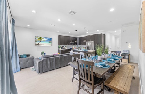 Delray Beach Casa | Luxe & Comfy Villa ~ 5-Star Oasis ~ Heated Saltwater Pool ~ Parking!