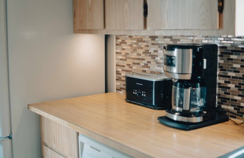 Maple Creek Casa | Full kitchen. Lots of parking. Free laundry, Wifi and Roku.