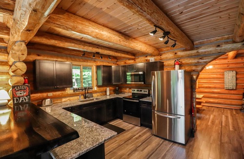 Mercer Casa | Full Log House Near Golf Course & UTV/Snowmobile Trails