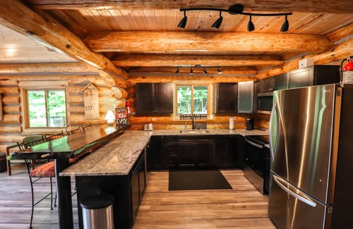 Mercer Casa | Full Log House Near Golf Course & UTV/Snowmobile Trails