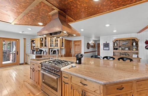 Golden Casa | Full mountain views, 20 acres, hot tub, sauna, frisbee golf, luxurious
