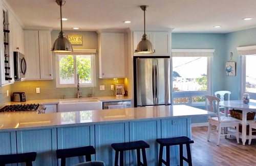 Cayucos Casa | ¡VISTA COMPLETA AL OCÉANO! Remodelado! 3 minutos a la playa, WiFi, perros bienvenidos previa aprobación.