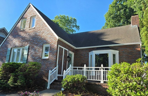 High Point Casa | Full of Character and Convenient to Downtown and HPU.