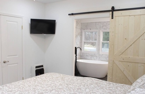 Canadensis Casa | Full Private House On A Creek With Sauna & Hot Tub