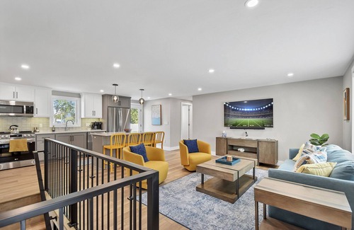 Green Bay Casa | FULL Remodel, loaded Entertainment Garage! Steps to Lambeau, Titletown, Resch!