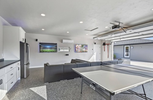 Green Bay Casa | FULL Remodel, loaded Entertainment Garage! Steps to Lambeau, Titletown, Resch!