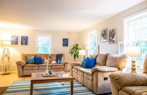 Brewster Casa | Full Sand Volleyball Court Walk to Pond