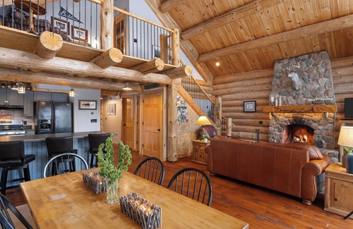 Baldwin Cabina | Cabaña de madera con inscripción completa ubicada a lo largo de las orillas del Pere Marquette