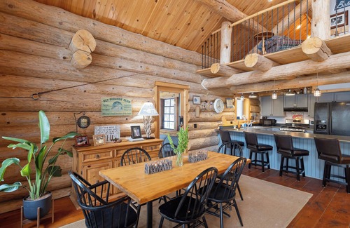 Baldwin Cabina | Cabaña de madera con inscripción completa ubicada a lo largo de las orillas del Pere Marquette