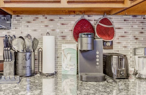 Jonesboro Casa | Full Sized bed and Pet friendly