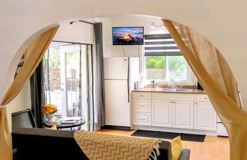 Vernon Apartamento | Full Suite! Private and Secluded Deck/Yard! Central to Vernon! Pet Friendly!