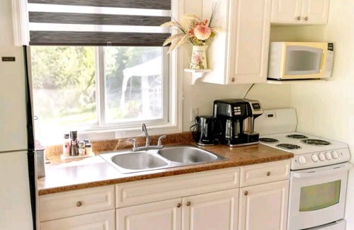 Vernon Apartamento | Full Suite! Private and Secluded Deck/Yard! Central to Vernon! Pet Friendly!