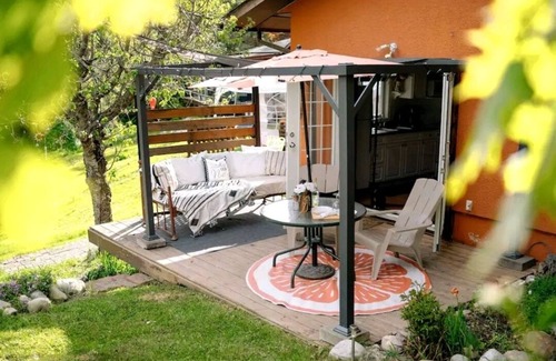 Vernon Apartamento | Full Suite! Private and Secluded Deck/Yard! Central to Vernon! Pet Friendly!