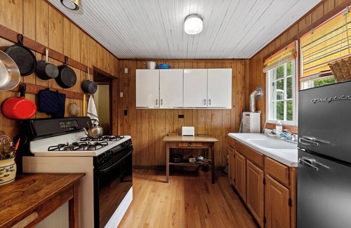 Warren Cabaña | Fuller Camp Small Cottage - Riverside - Private Swimming Hole - 175 Acre Estate