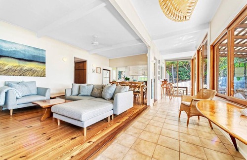 Byron Bay Casa | Fuller Holidays - Belongil Beachside Cottage