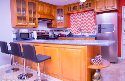 Molynes Gardens Apartamento | Fully AC'ed, Quite Neighbor, Kingston Prime location, King Bed, Wifi, Cable,Gate