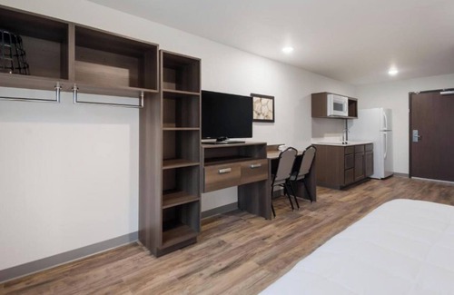 Newnan Hotel | Fully Equipped 2 Room Stay w/ Kitchen Near State Park Trails & Adventures