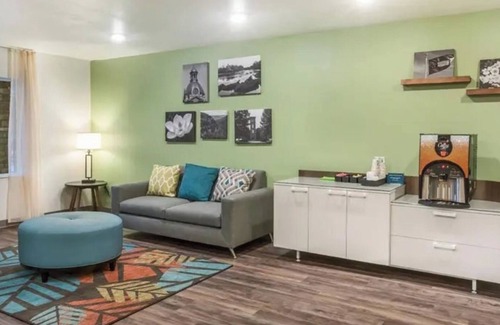 Newnan Hotel | Fully Equipped 2 Room Stay w/ Kitchen Near State Park Trails & Adventures