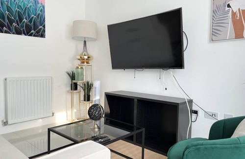 Whittington Apartamento | Fully Equipped 2BR Near Bittacy Hill Park - 8mins