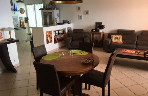 Corse-du-Sud Apartamento | Fully-equipped 3-bedroom apartment with sea view and beach 200 m from restaurants and minimarket.